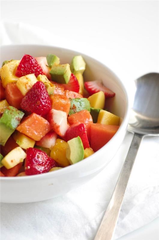 letný šalát z jahod, avokáda, manga a papáje nabitý vitamínmi, ktorý sa dá ľahko pripraviť