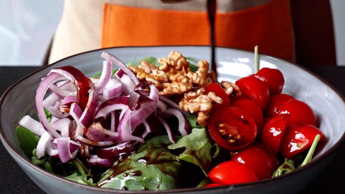 jednoduchý jarný letný šalát zalejeme vinaigretou na okorenenie rukoly a špenátového šalátu s cherry paradajkami a červenou cibuľkou