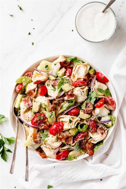 originálne miešané šaláty studené predjedlá cestovinový šalát s grilovanou slaninou, cherry paradajky, avokádový šalát a Cesar dressing