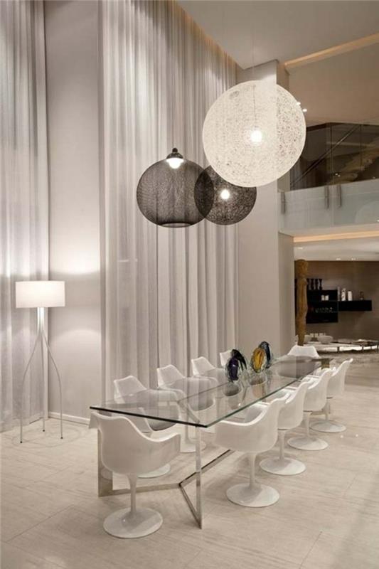 jedáleň-kompletný-conforama-stôl-v-transparentnom-sklenenom nábytku-v-súčasnom dome