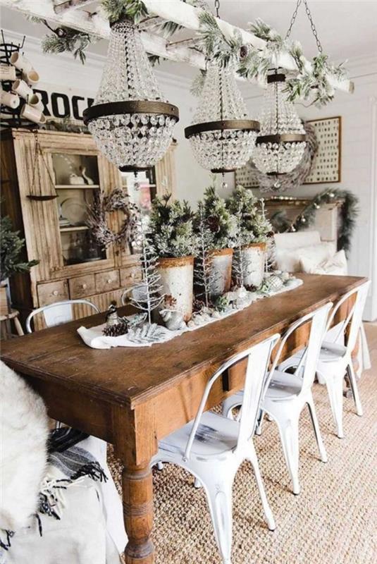rustikálna jedáleň s hrubým dreveným stolom maľované biele kovové stoličky originálne lustre ozdobné borovicové biele steny