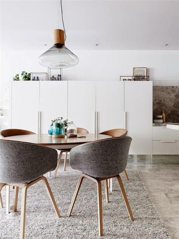 Skandinavisk-matsal-trä-och-tyg-stolar-stor-vit skänk