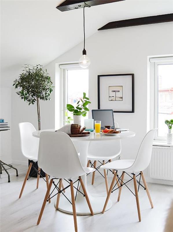 Skandinavisk-matsal-skandinaviska-stolar-runt-ett-vitt-tulpan-bord