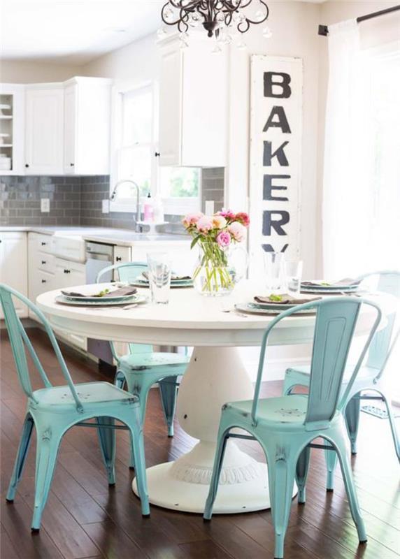priemyselný štýl-jedáleň-modré-tolix-stoličky-biela-okrúhly stôl