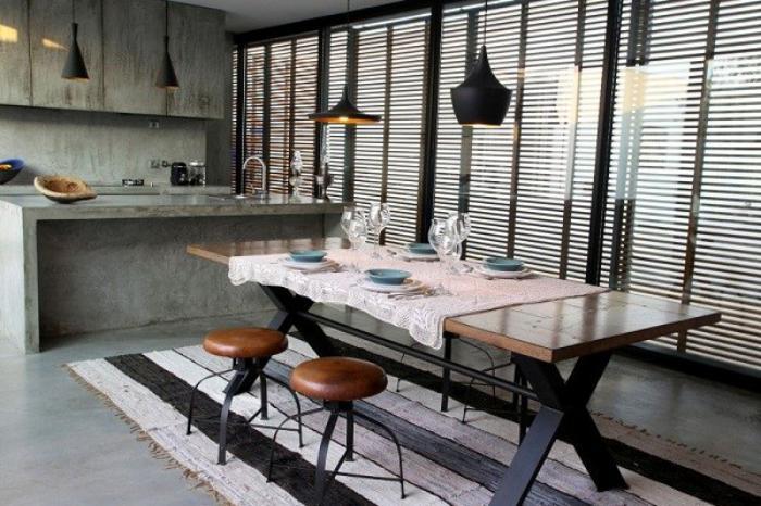 priemyselný štýl-jedáleň-kuchyňa-betón-a-rustikálny-koberec
