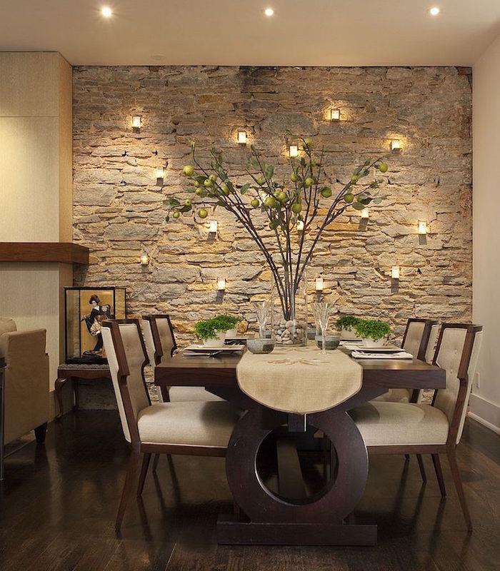 sekcia steny zo sivého kameňa s malými nástennými svetlami v jedálni
