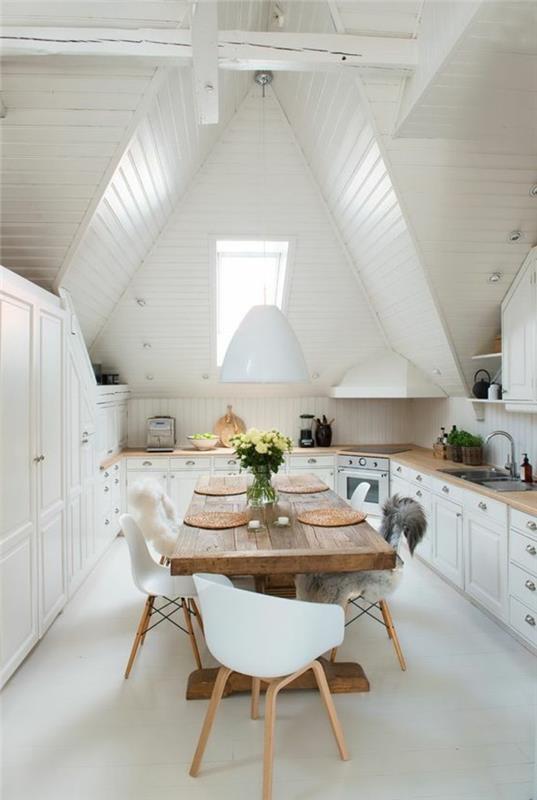 غرفة الطعام والمطبخ في نفس الوقت معا طاولة تصميم في ضوء الخشب والكراسي البلاستيكية