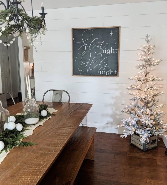 idé hur man gör en minimalistisk juldekoration i en matsal i vitt och trä med vit julgran