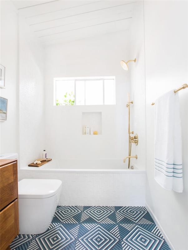 badkar duschidé för litet utrymme, vit badrumsinredning med grafiskt klinkergolv och guldfärg