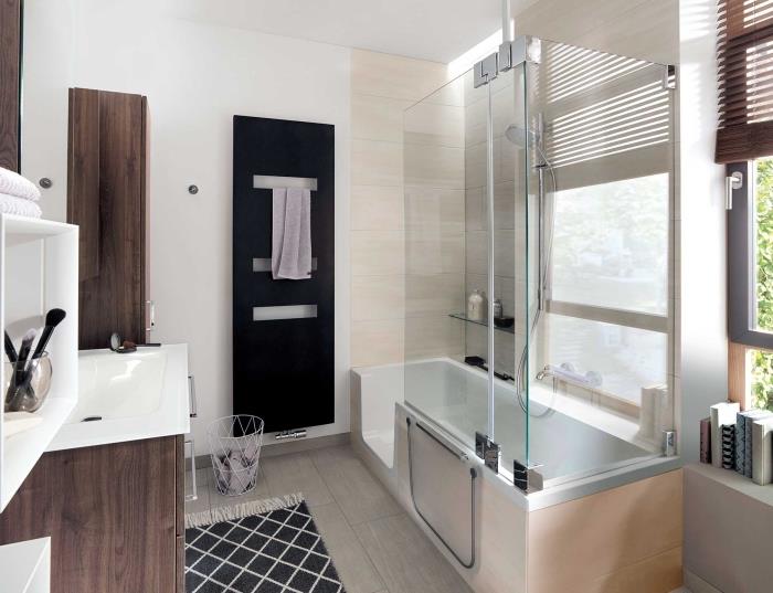 hur man integrerar ett duschbad i ett litet utrymme, badrumsinredning i vitt och mörkt trä med svart handdukstork