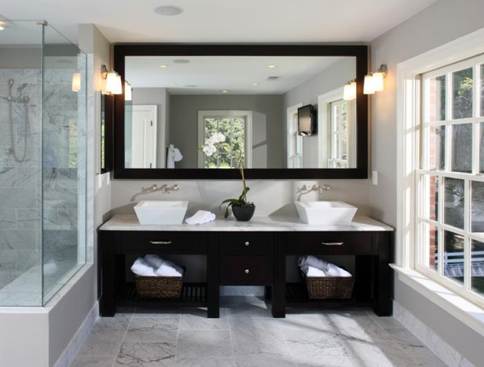 Vstavaná-kúpeľňa-dvojumývadlo-čierna-drevená skrinka