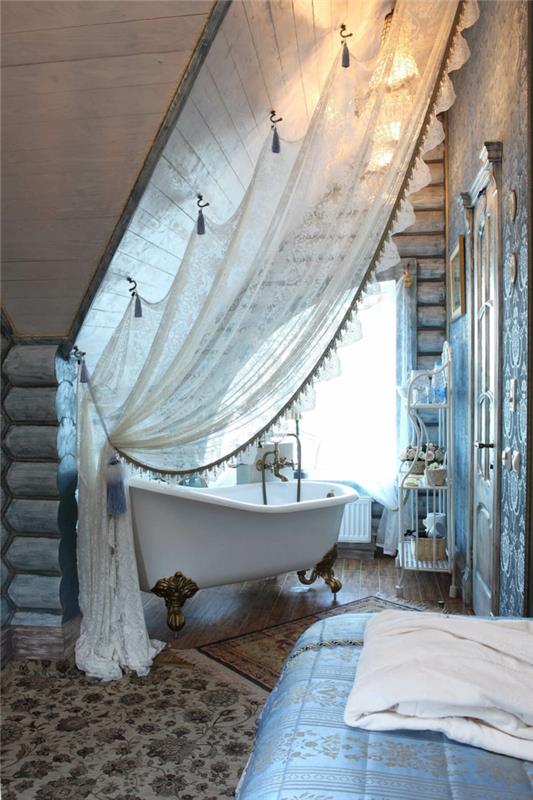 stengolv och persisk matta, vit gardin, vitt badkar, stor murad bänk, rustik inredning i vintagestil