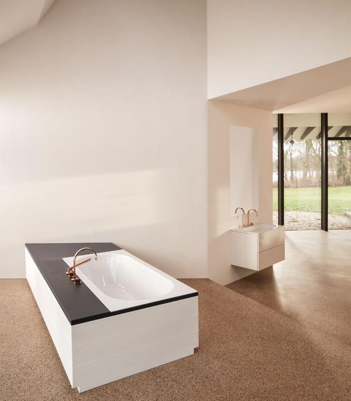 kúpeľňa s voľne stojacou vaňou v strede, príklad veľkej luxusnej kúpeľne v minimalistickom a elegantnom štýle