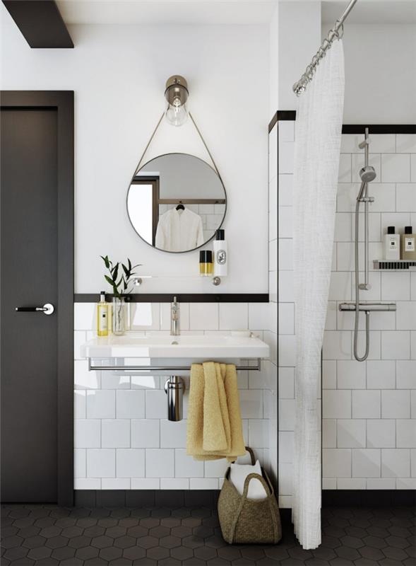 fotografia malej kúpeľne so sprchovacím kútom a obloženou stenou