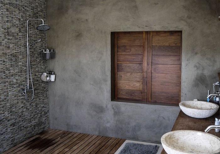 voskovaná betónová stena deoc na podlahu talianska sprcha z drevených parkiet a mramorového umývadla