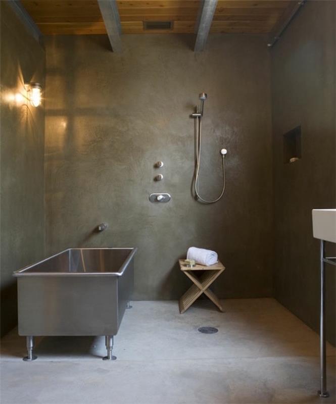 leštená betónová podlaha do kúpelne a sprchovací kút v modernej cementovej kúpeľni s kovovou vaňou