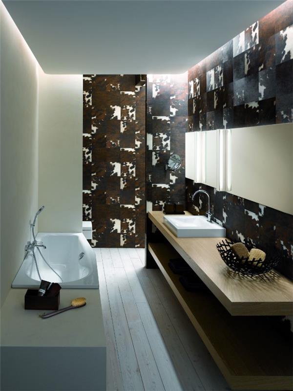 grafická kachľová kúpeľňa v čiernej, hnedej a bielej farbe, kúpeľňový nábytok v dreve, malá vstavaná vaňa