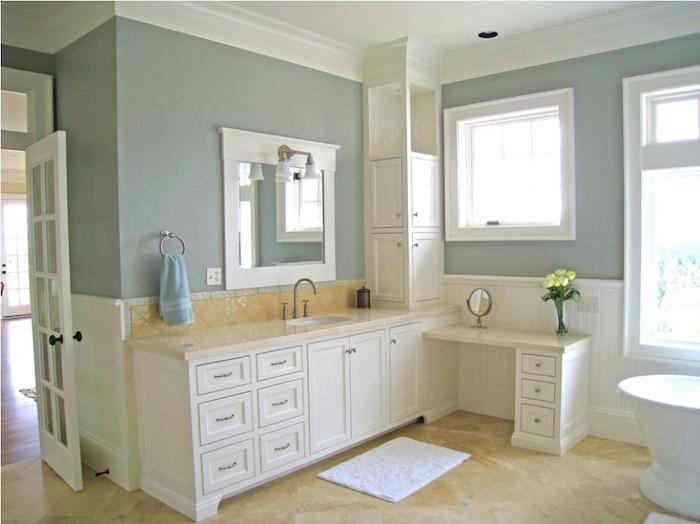 vintage dvojfarebná kúpeľňa s perleťovo sivými stenami a béžovou dlažbou