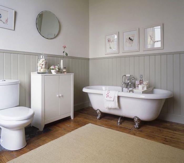 retro svetlo šedá kúpeľňa s nízkou drevenou stenou a béžovou kúpeľňovou podložkou