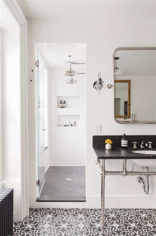 kúpeľňa vo vintage štýle s čiernymi a bielymi dlaždicami so vzorom cementových dlaždíc