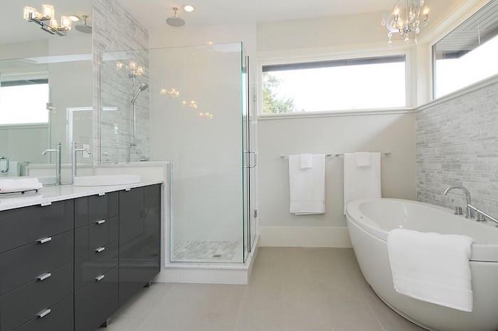 svetlo béžové steny do kúpeľne, lakovaný antracitovo šedý toaletný stolík
