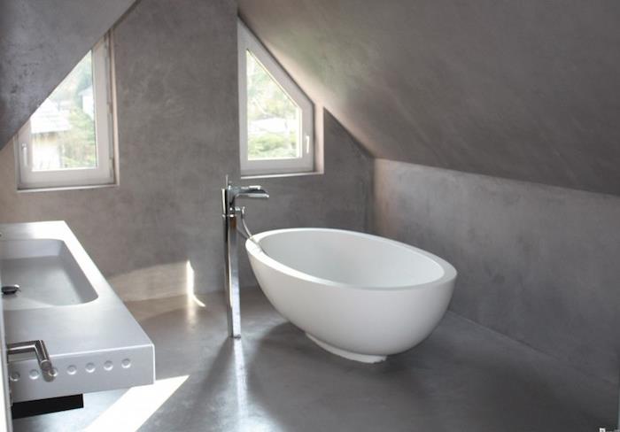 حمام العلية في العلية مغطى بالخرسانة مع حوض استحمام بيضاوي قائم بذاته