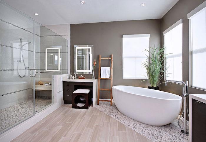 nápad na kúpeľňu v taupe šedej farbe s parketami napodobňujúcimi béžovú podlahu a veľkou talianskou sprchou