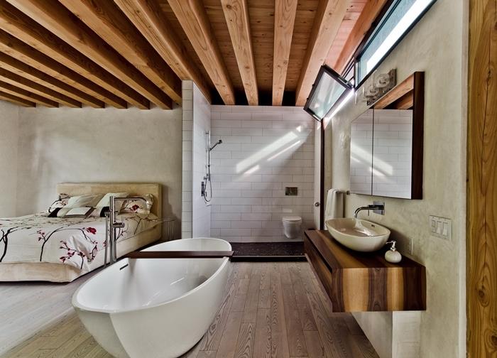 kúpeľňa v modernej spálni rustikálny strop drevené trámy zrkadlové drevené podlahy dlažba metro