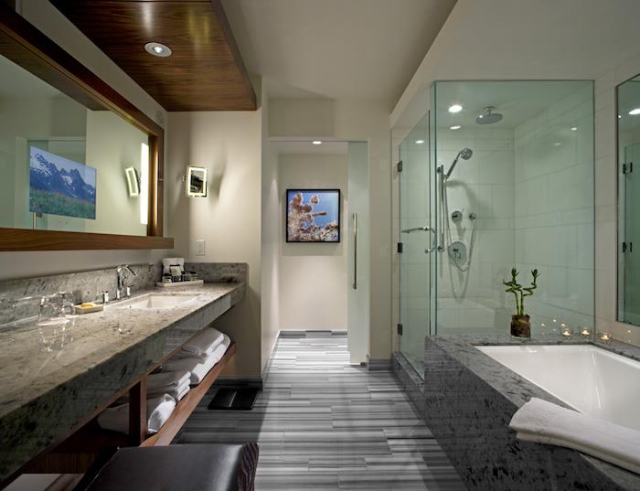 ديكور حمام ، حجرة استحمام ، منشفة بيضاء ، لوحات ، نباتات خضراء ، كونترتوب رخامي