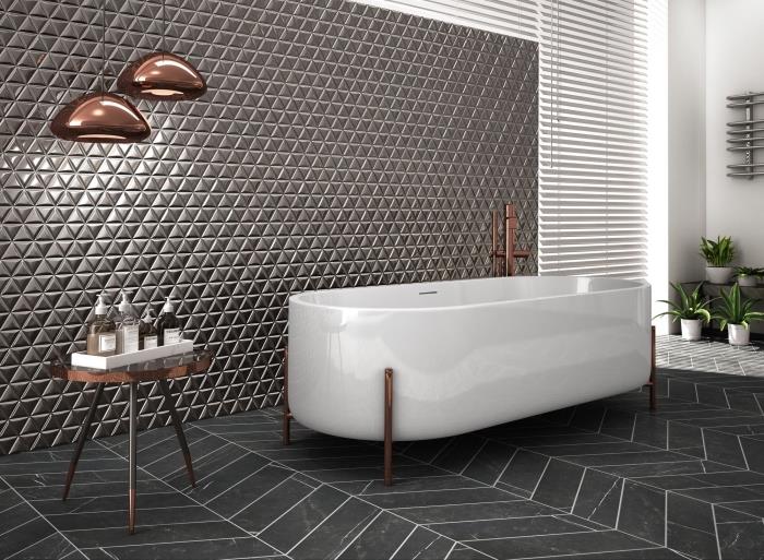 dekorativ modell i det lyxiga och moderna badrummet med metalliskt grått väggbeklädnad och kopparlampor