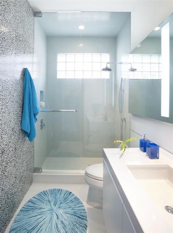 zrekonštruovaná biela a modrá dlhá kúpeľňa s veľkým skleneným sprchovacím kútom