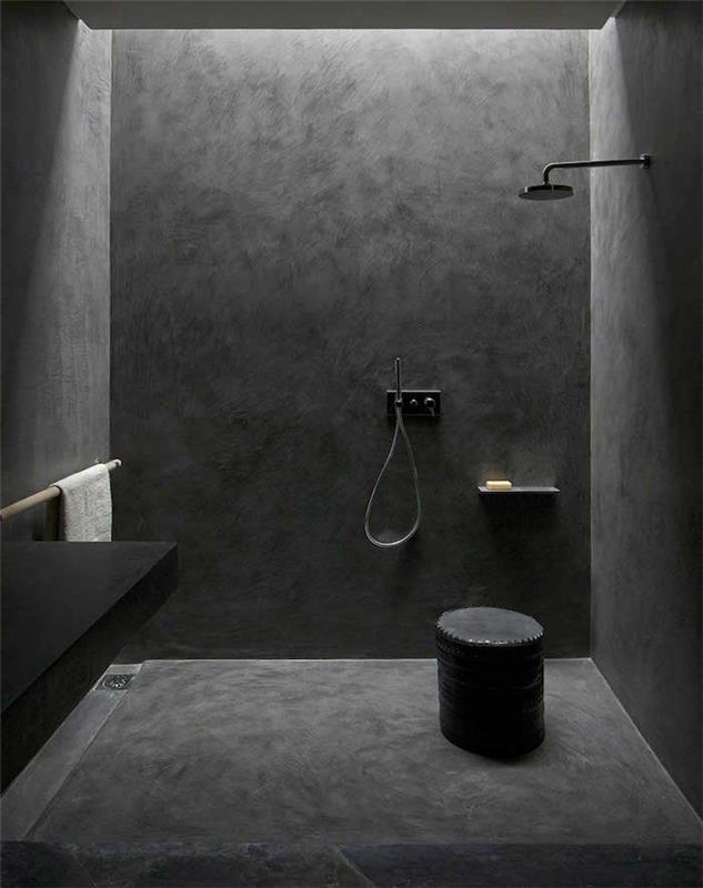 bezbariérový sprchový kút v prevedení kúpeľňovej steny z voskovaného betónu v antracitovo sivej farbe