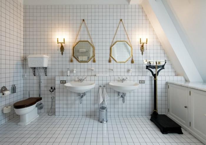 litet vitt badrum med svarta detaljer, åttkantiga speglar, två hängande handfat, vintage svart badrumsvåg