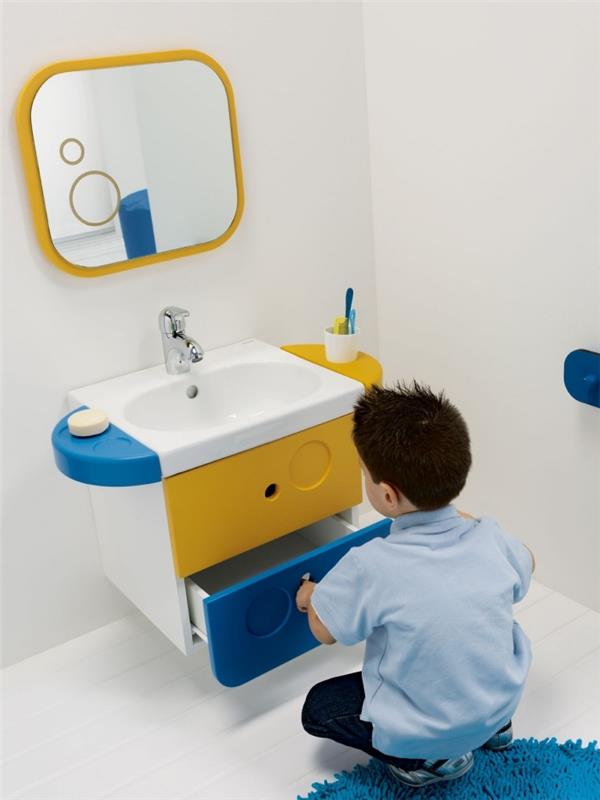 pojke badrumsinspiration, hur man dekorerar ett barnbadrum med vita väggar med gula och blå möbler