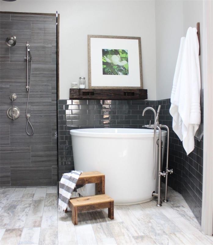 exempel på ett badrum med dusch och badkar med vita väggar och delvis överdrag i antracitgrå kakel