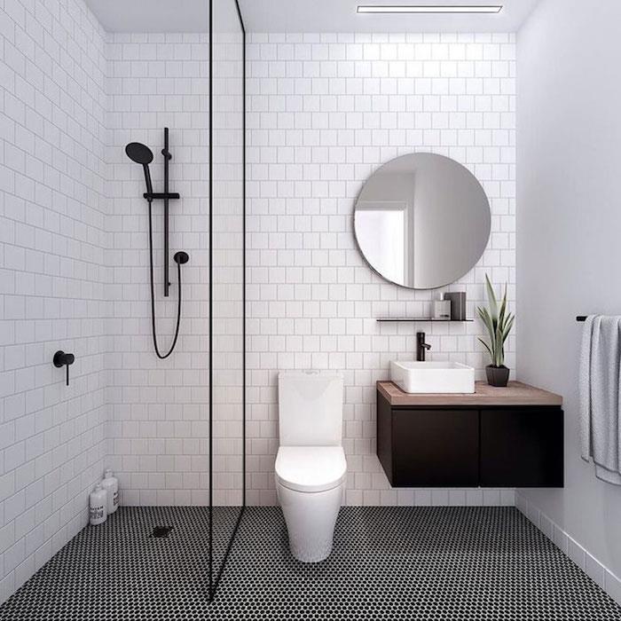 malá kúpeľňa s bielymi obkladmi a bezbariérovým sprchovacím kútom