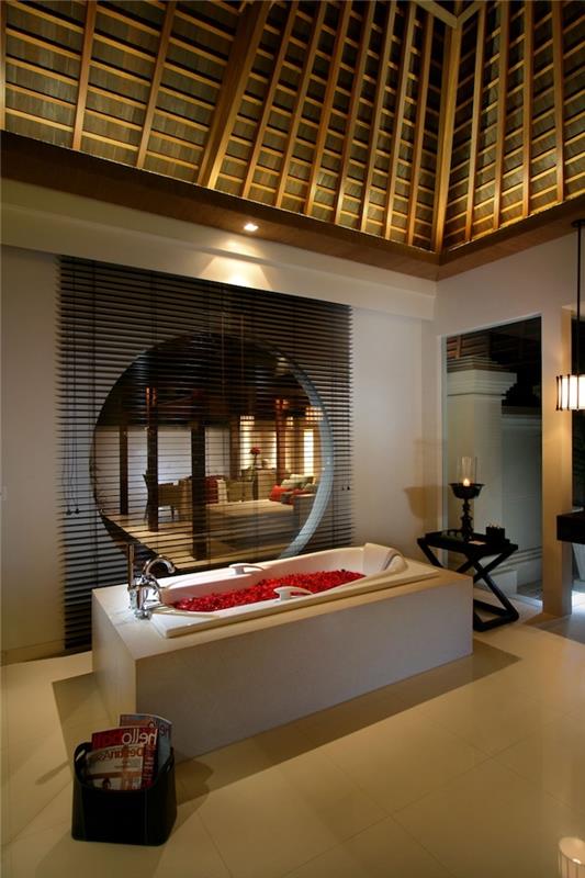 ديكور حمام ، سقف خشبي ، إضاءة ليد ، طاولة سوداء صغيرة ، رصف بيج ، جدران بيضاء