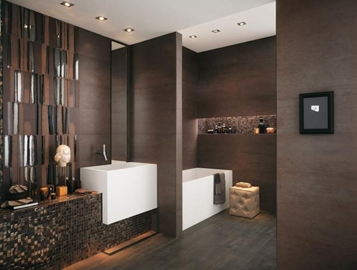 designbadrum med chokladbruna väggar