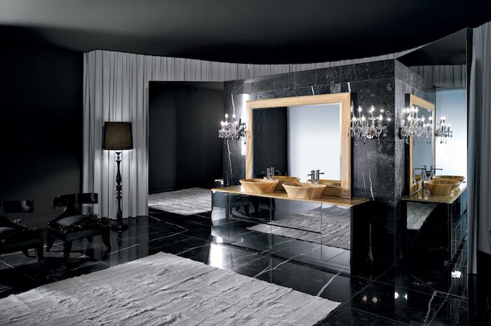 أثاث الحمام ، مرآة بإطار خشبي ، رصف أسود ، ستائر بيضاء طويلة ، جدران سوداء ، سجادة حمام