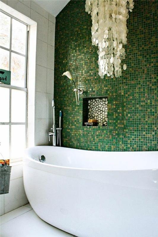 badrum-mosaik-grön-ljuskrona-design-vit-badkar-stort fönster