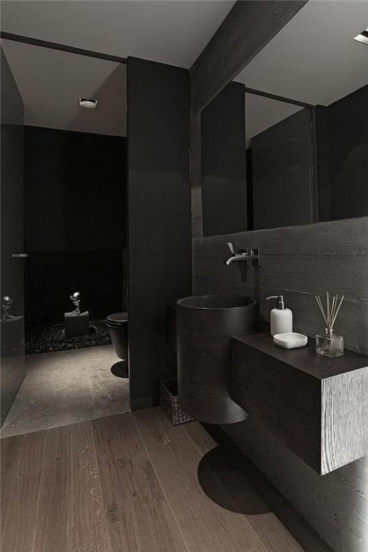 svart-badrum-mörkt-parkett-golv-stor-vägg-spegel-för-badrummet