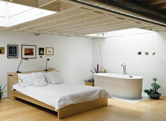 kúpeľňa otvorená do spálne drevené parkety podlaha drevená posteľ drevo zelené rastliny interiér stena drevené rámy