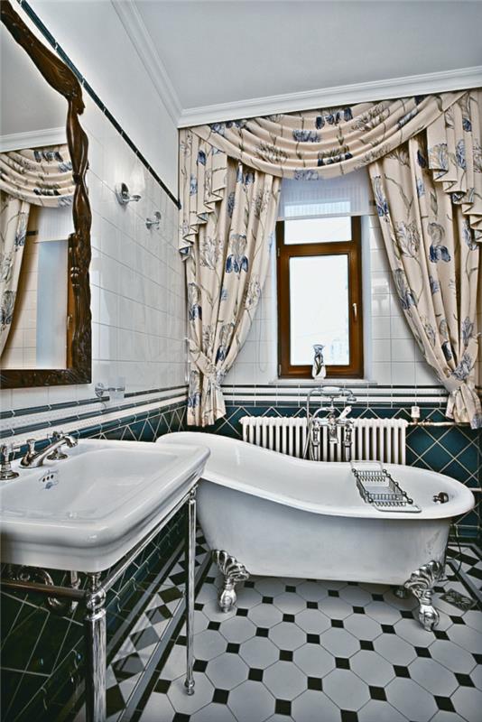 kockovaná dlažba, elegantný vintage drez, veľké zrkadlo s rámom, ošarpané závesy, biele obklady, biela vaňa s chrómovými nohami
