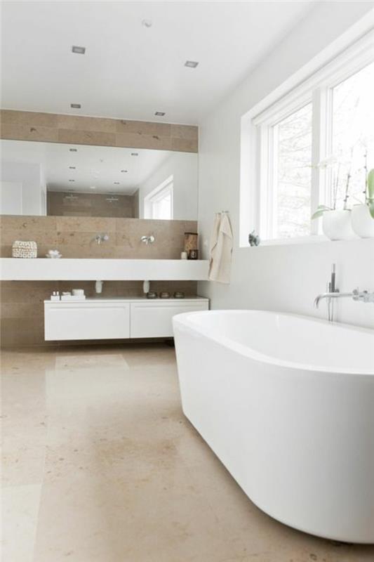 taupe-badrum-vitt-bad-stort-golv-i-beige-kakel-vägg-spegel