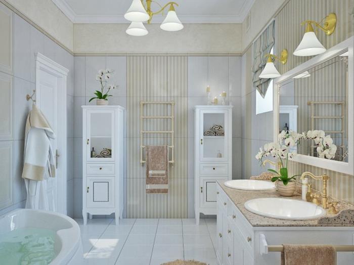 stort vitt badrum, vita lampor, elegant handfat, vitt skåp med lådor, stor inramad spegel, förvaringspelare