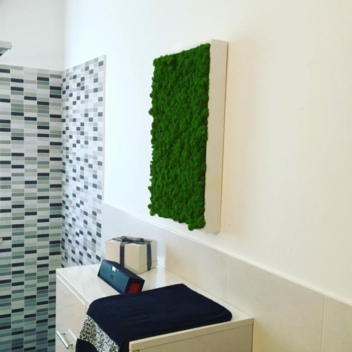 zelený panel v kúpeľni, nad umývadlom, zelená stena, taliansky sprchový kút s obkladmi na stenu s mozaikovým efektom