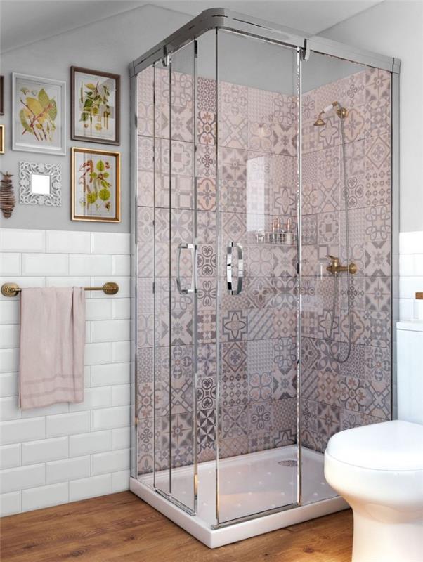 Pekné kameninové cementové dlaždice s práškovo ružovými patchworkovými vzormi, ktoré ohraničujú sprchu a dodávajú nádych jemnosti v sivobielej kúpeľni.