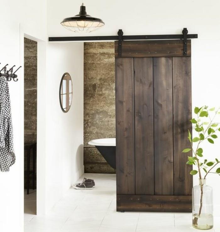 rustikt-badrum-med-mörkt-trä-ladugård-badkar