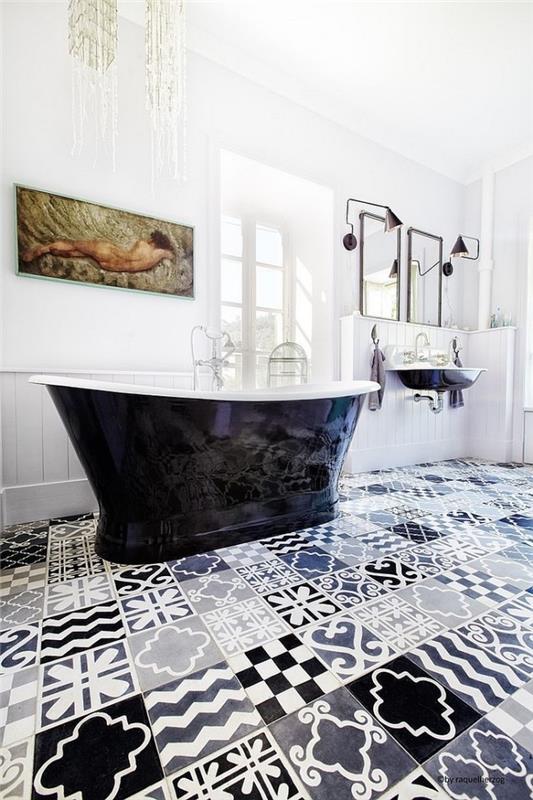 dizajnová kúpeľňa v čiernobielych patchworkových cementových dlaždiciach s vintage akcentmi