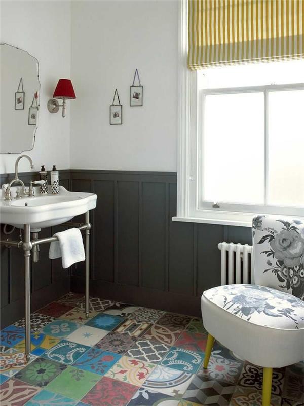 ročník podlahy v farebných patchworkových cementových dlaždiciach na rozdiel od sivého obloženia a vintage drezu